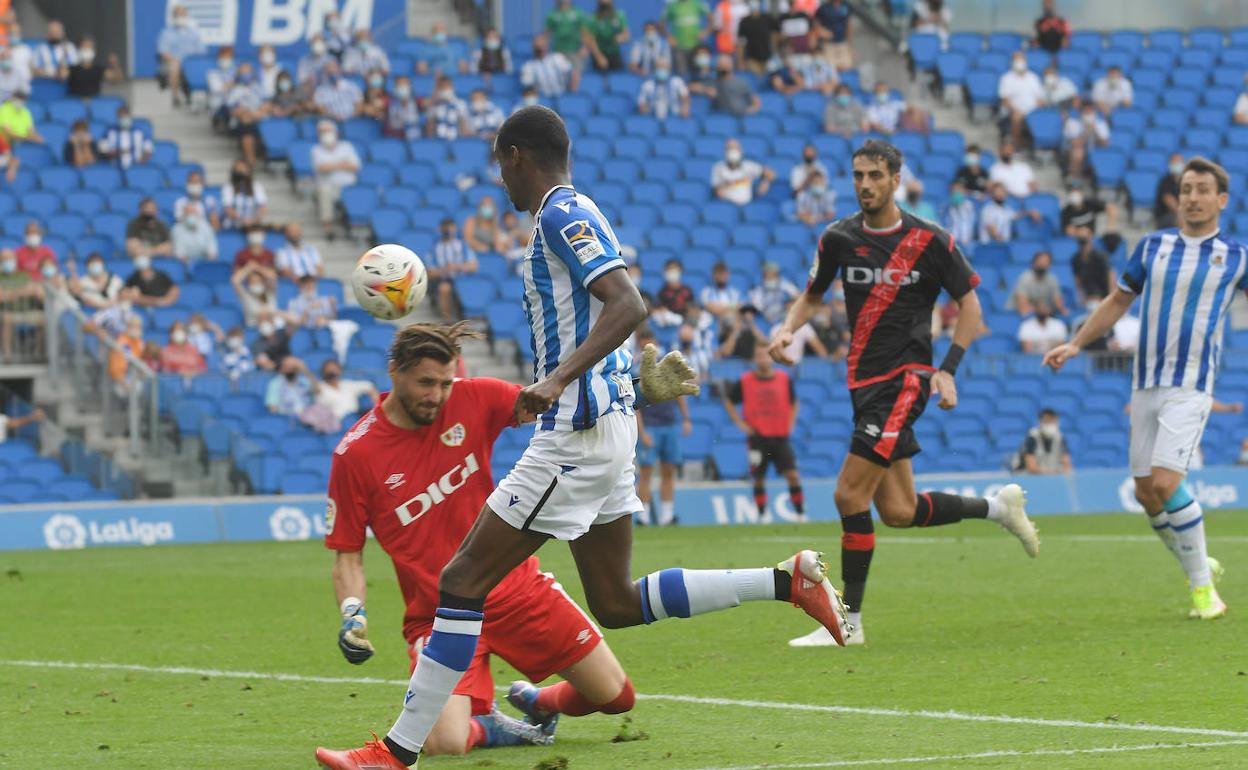 Isak trata de picar el balón por encima de Dimitrievski en la ocasión más clara que tuvo para marcar. 