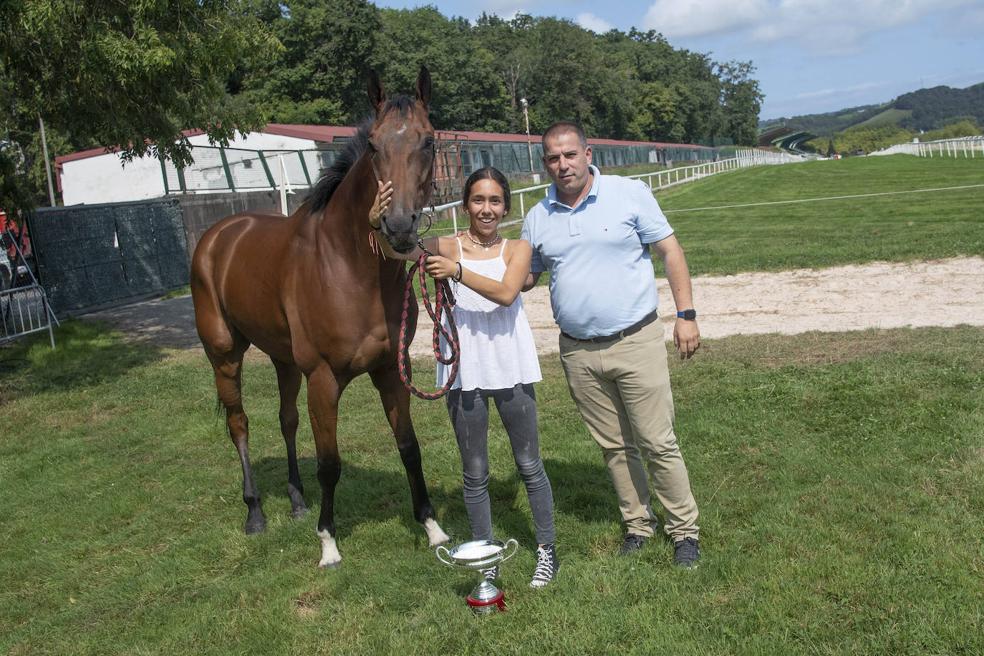 Elarre y Vicky Alonso, ganadores de la prueba, posan con el trofeo y su caballo. 