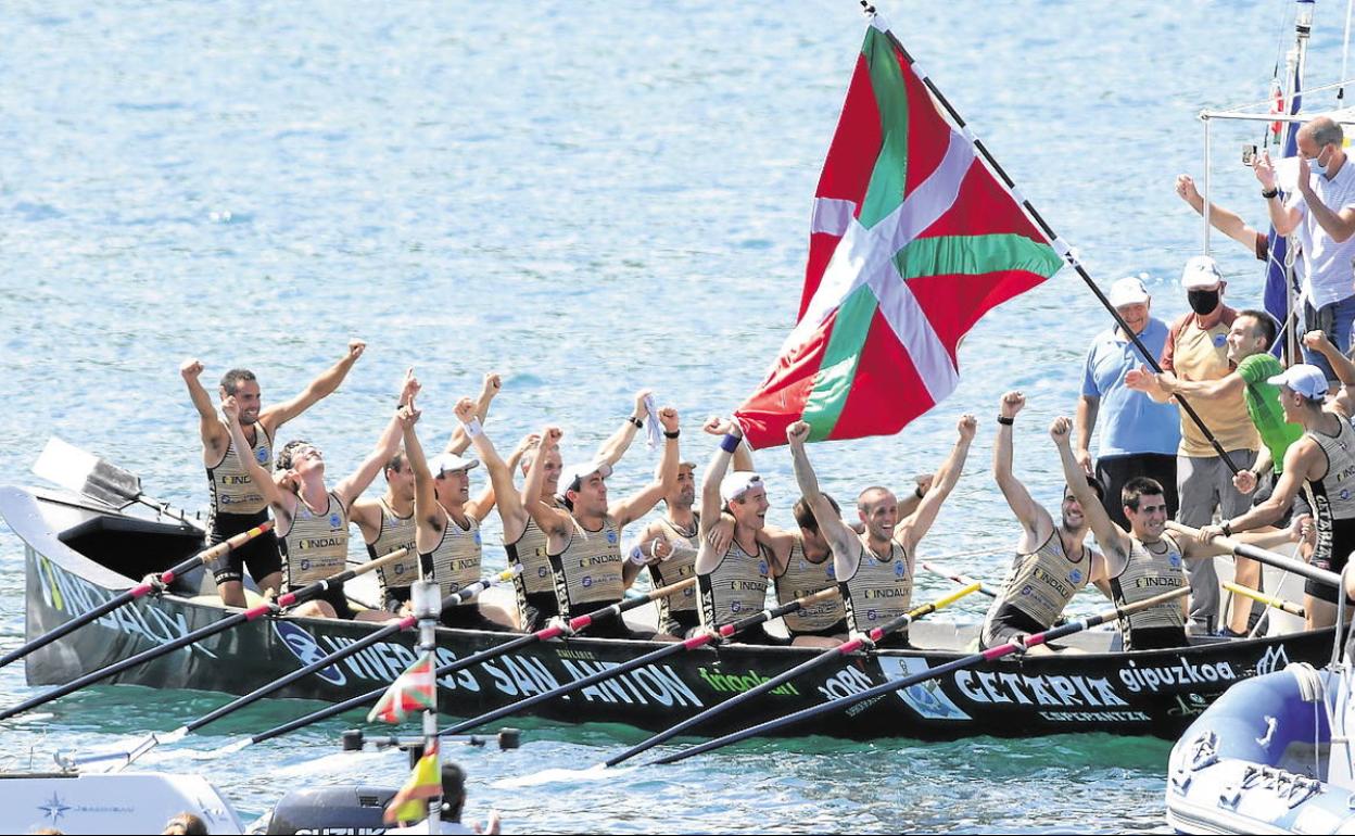 La tripulación de Getaria celebra una de sus victorias esta temporada. 