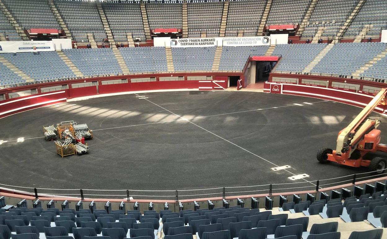 El foso del vacunódromo de Illunbe ha comenzado a desmontarse este martes para dejar espacio a la vuelta a los entrenamientos del equipo de baloncesto del GBC. 