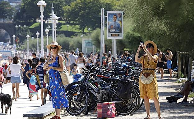 La ola se estabiliza a la baja en Euskadi con 505 positivos y menos ingresos en UCI