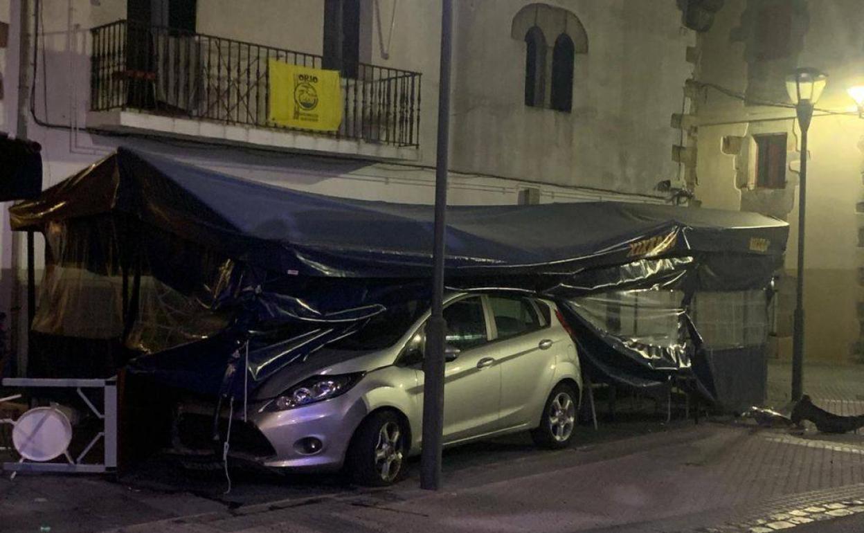 El vehículo terminó en la terraza del Asador Xixario.