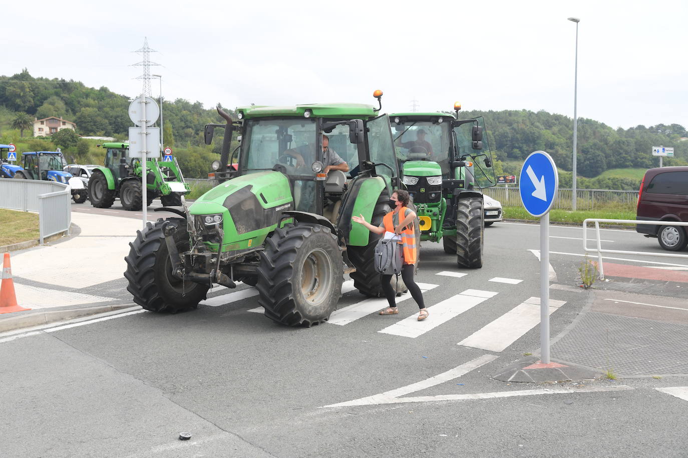 Fotos: Las imágenes de la concentración de decenas de baserritarras para exigir subir el precio mínimo de la leche a 0,70 euros