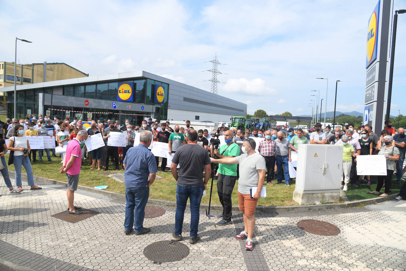 Fotos: Las imágenes de la concentración de decenas de baserritarras para exigir subir el precio mínimo de la leche a 0,70 euros