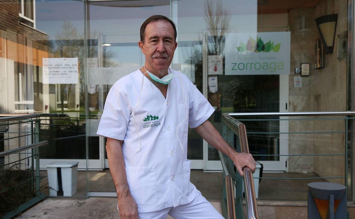 El médico experto en geriatría Juan José Calvo, en la entrada de la residencia de mayores Zorroaga de Donostia, donde trabaja.