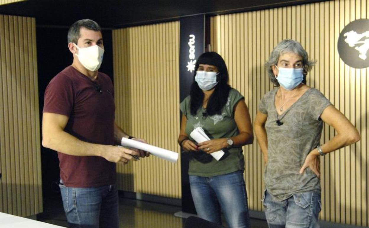 Arkaitz Rodriguez, secretario general de Sortu, junto a otras dos miembros del partido en una imagen de archivo. 