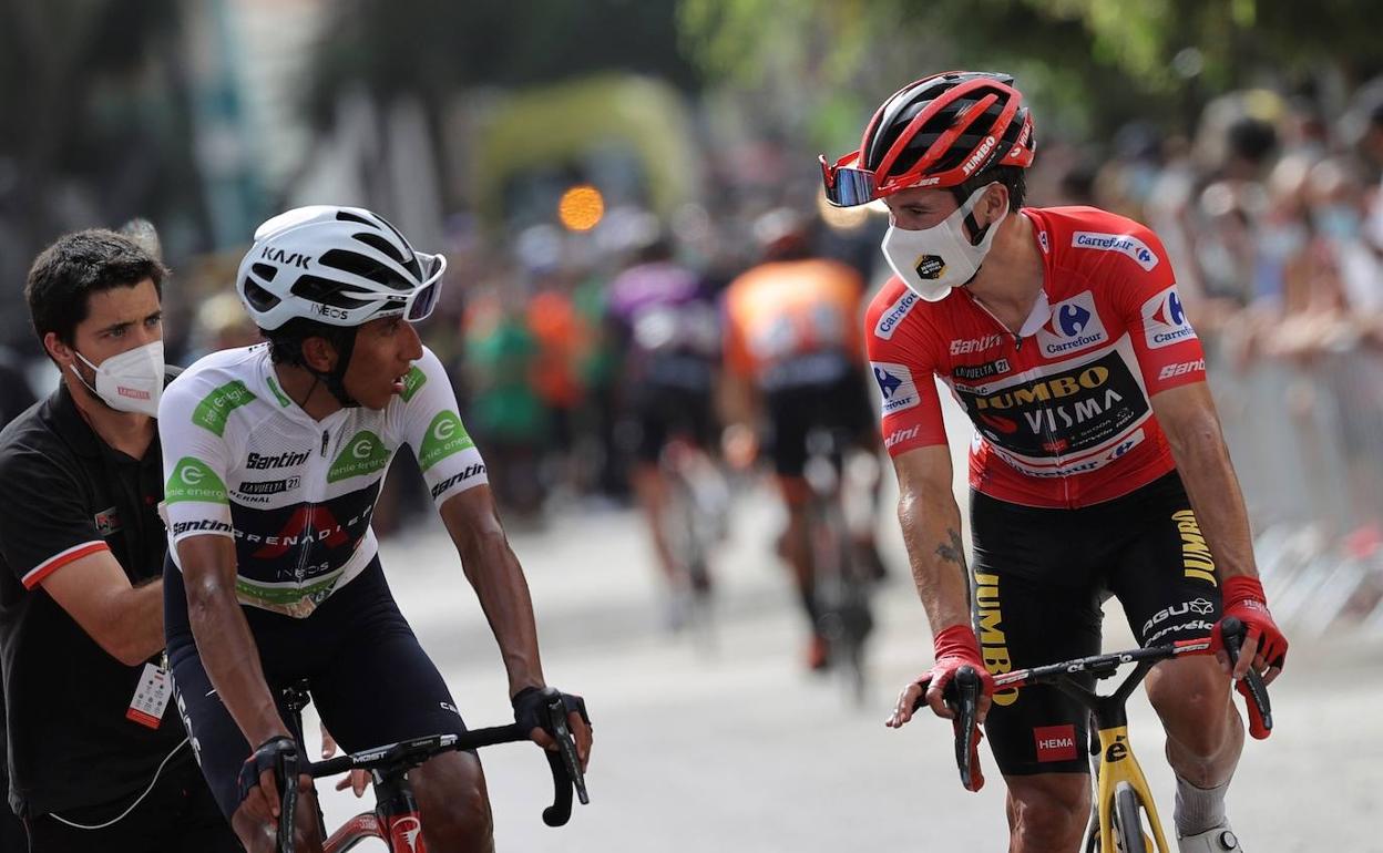 Egan Bernal y Primoz Roglic conversan al finalizar la etapa en Rincón de la Victoria.