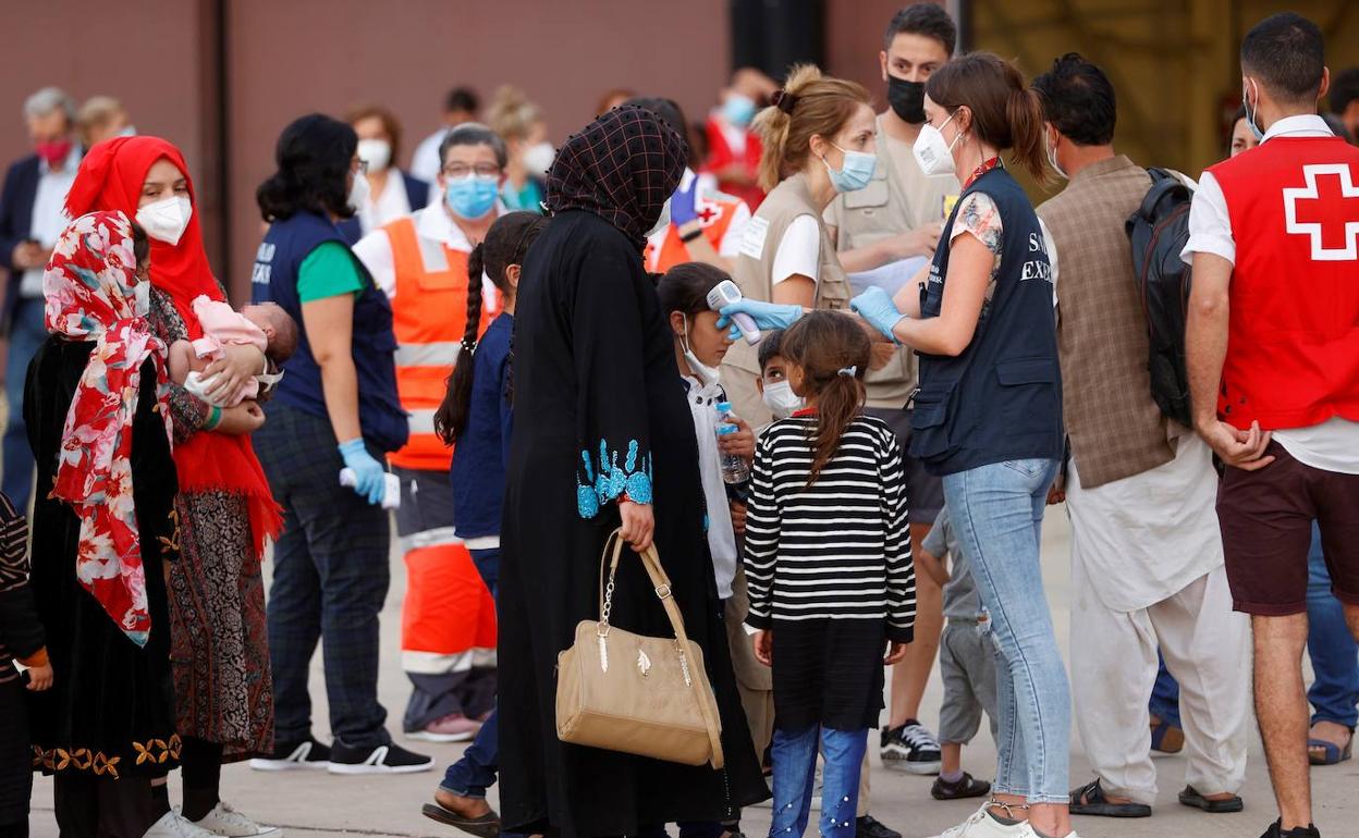 Refugiados afganos a su llegada a Torrejón de Ardoz.