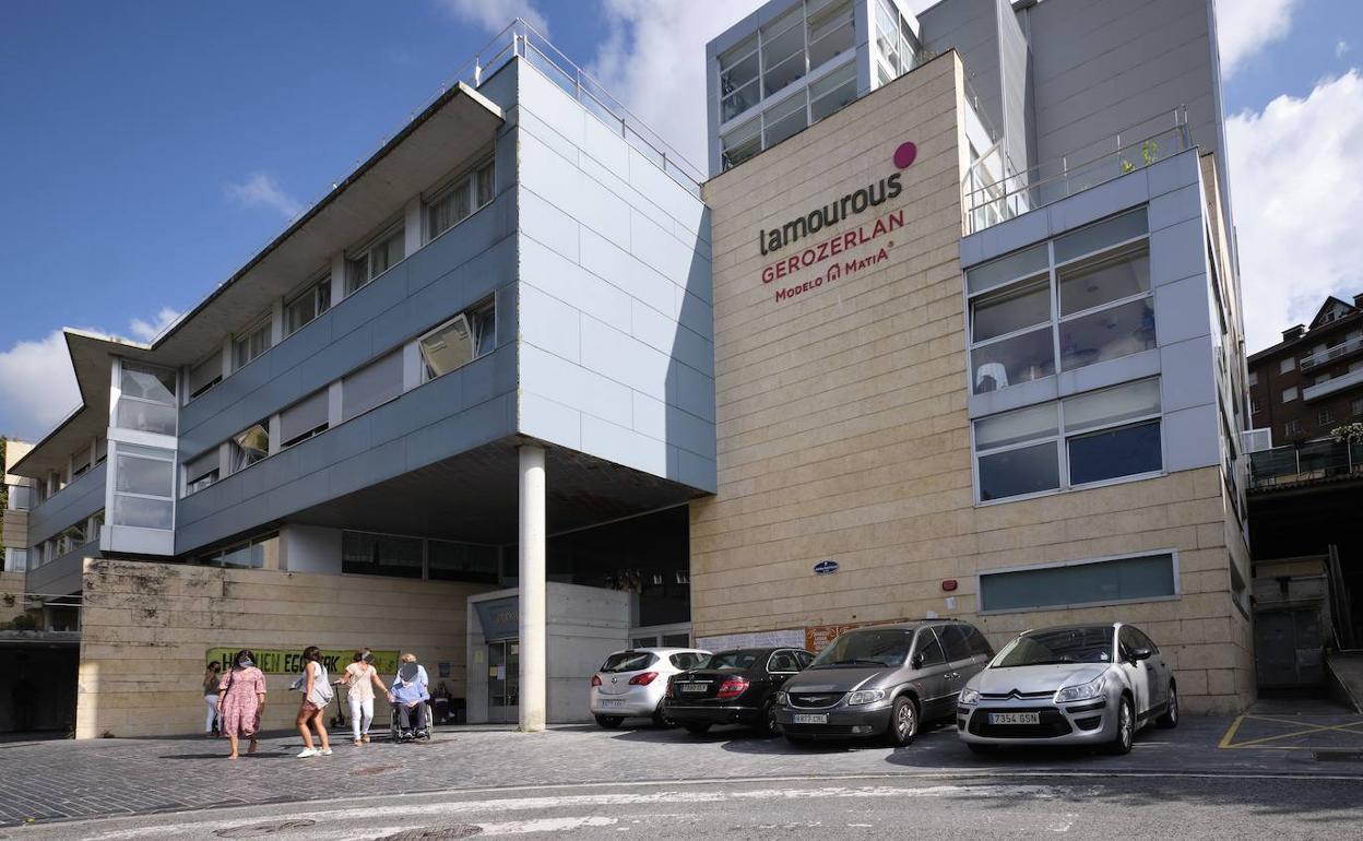 Un grupo de personas sale de la residencia Lamourous, de Matia, ayer. 