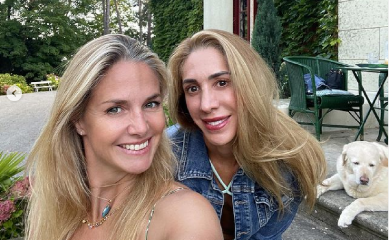 Genoveva Casanova en compañía de una amiga en los jardines del palacio de Arbaizenea