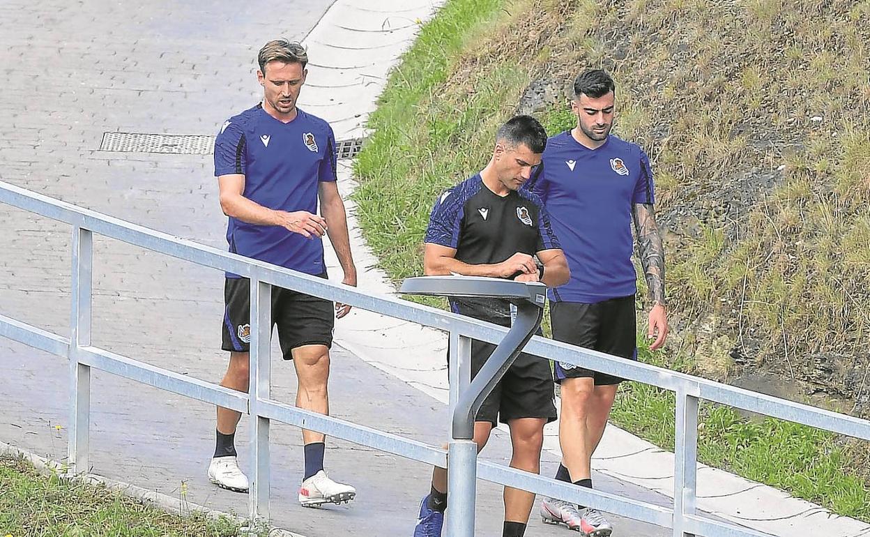 Nacho Monreal y Diego Rico descienden del campo número dos de Zubieta. 
