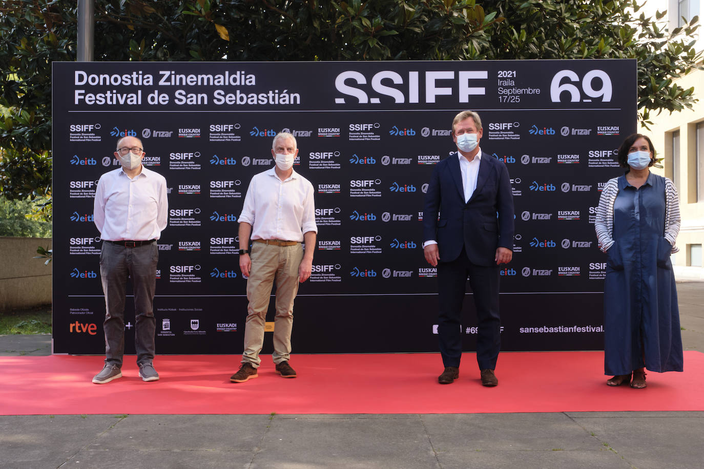 José Luis Rebordinos (Zinemaldi), Jaime Otamendi (Donostia Kultura), Bingen Zupiria (Departamento de Cultura) e Irene Larraza (Instituto Etxepare), en la presentación de las películas vascas que van a participar en el Festival.
