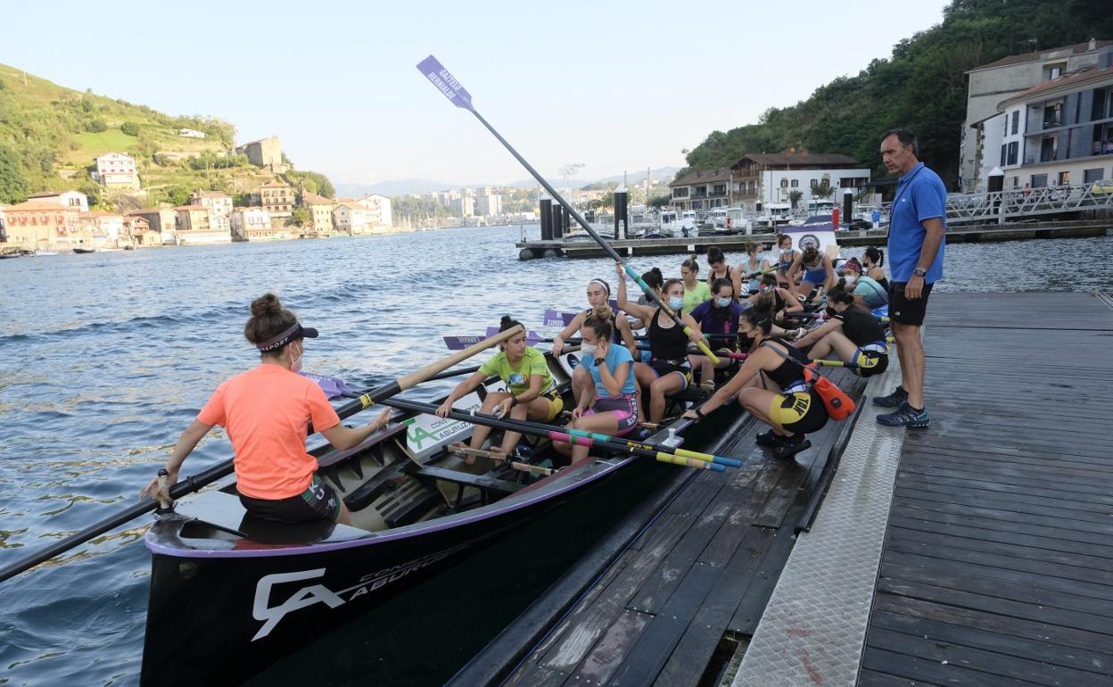 La tripulación de Tolosaldea, dirigida por Patxi Francés, entrenó ayer tarde en aguas de San Pedro. 