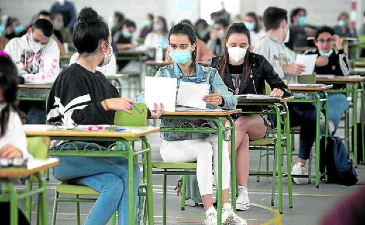 Un grupo de estudiantes, con mascarillas y distancias de seguridad, durante la celebración de un examen de acceso a la Universidad.