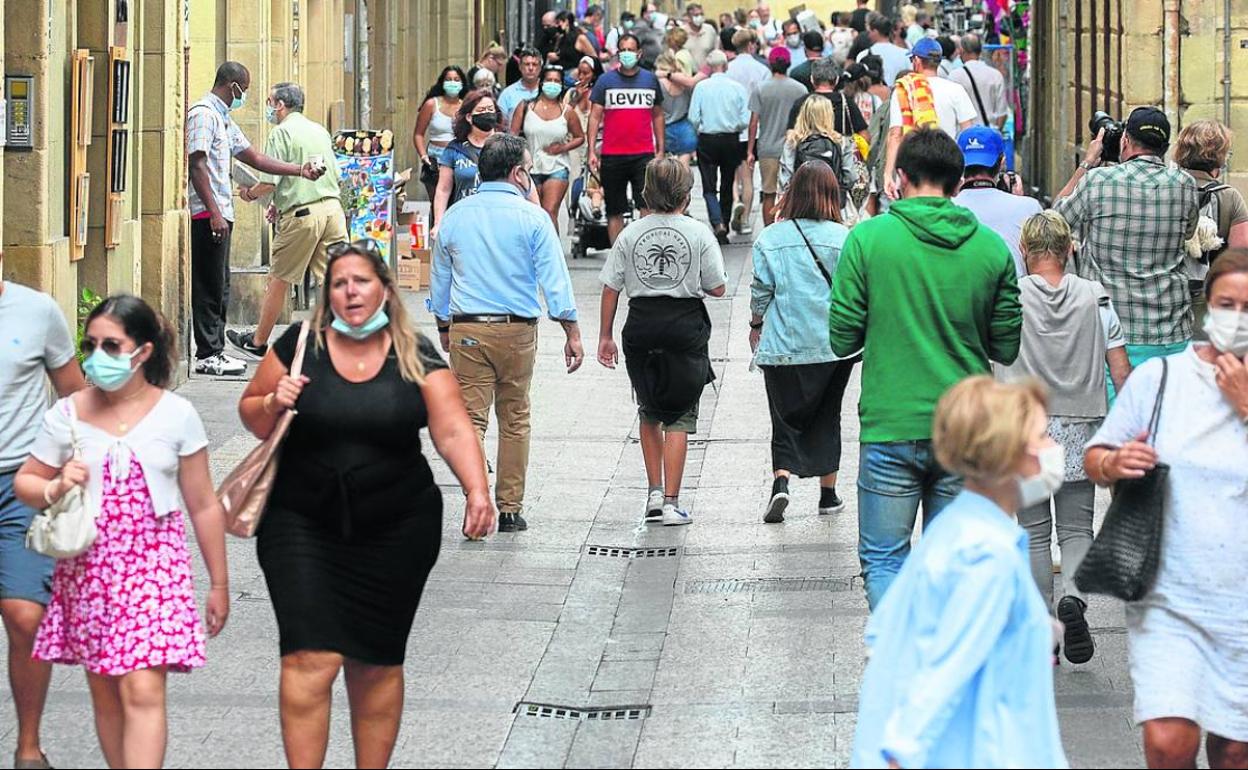 Turistas y locales llenaron un día más las calles de la Parte Vieja donostiarra.