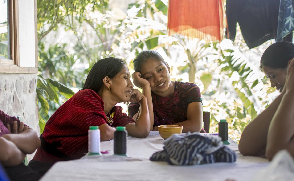 Mujeres de la comunidad maya kaqchikel, en Santa Cruz La Laguna (Guatemala)