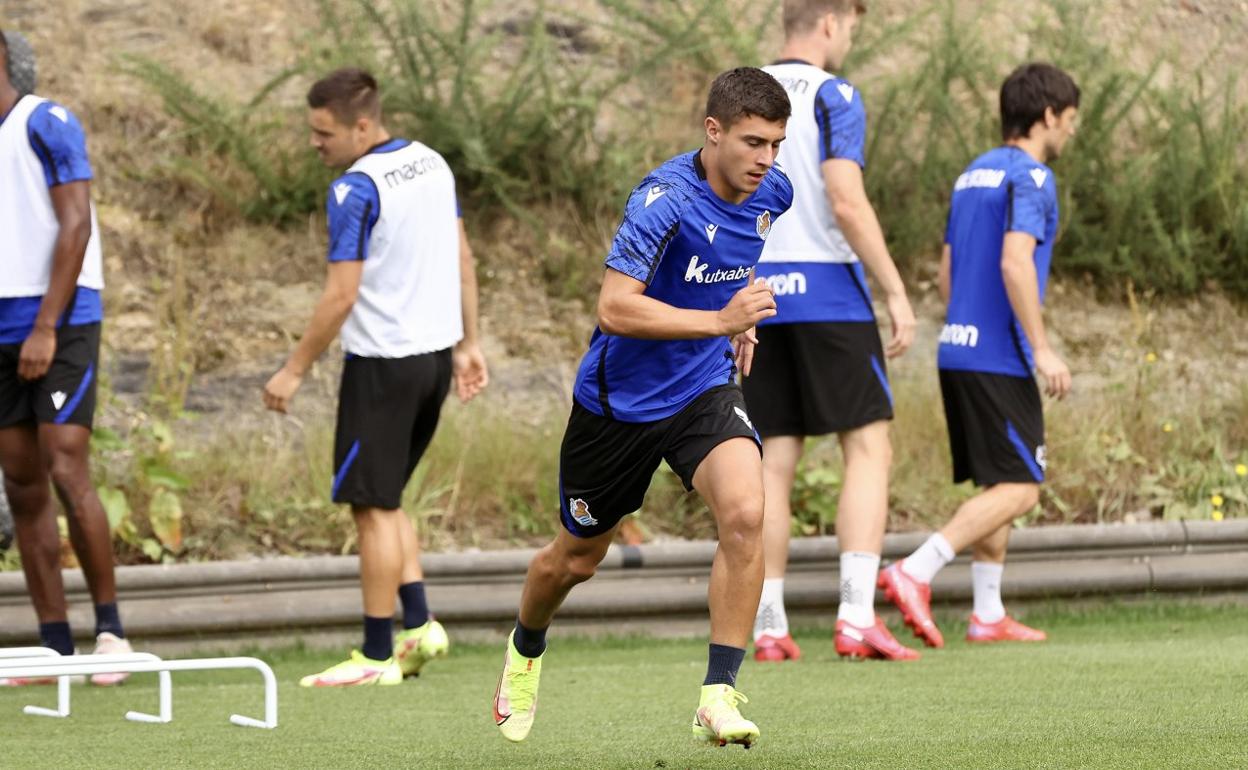 Jon Karrikaburu, que se estrena en una convocatoria, ayer en Zubieta con Gorosabel, Sorloth y Silva al fondo. 