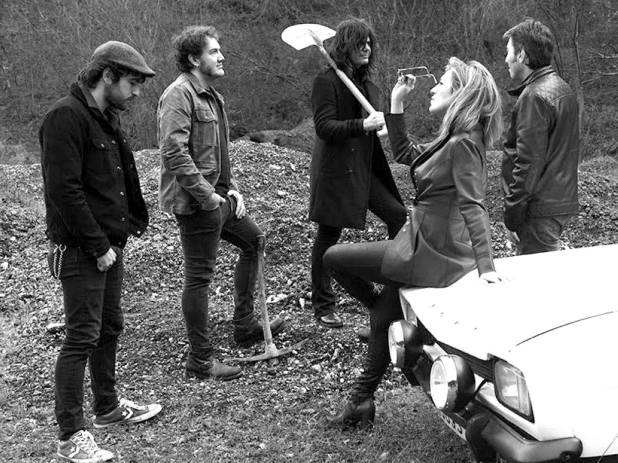 Componentes de la banda con la imagen que trasmiten en su último disco. 