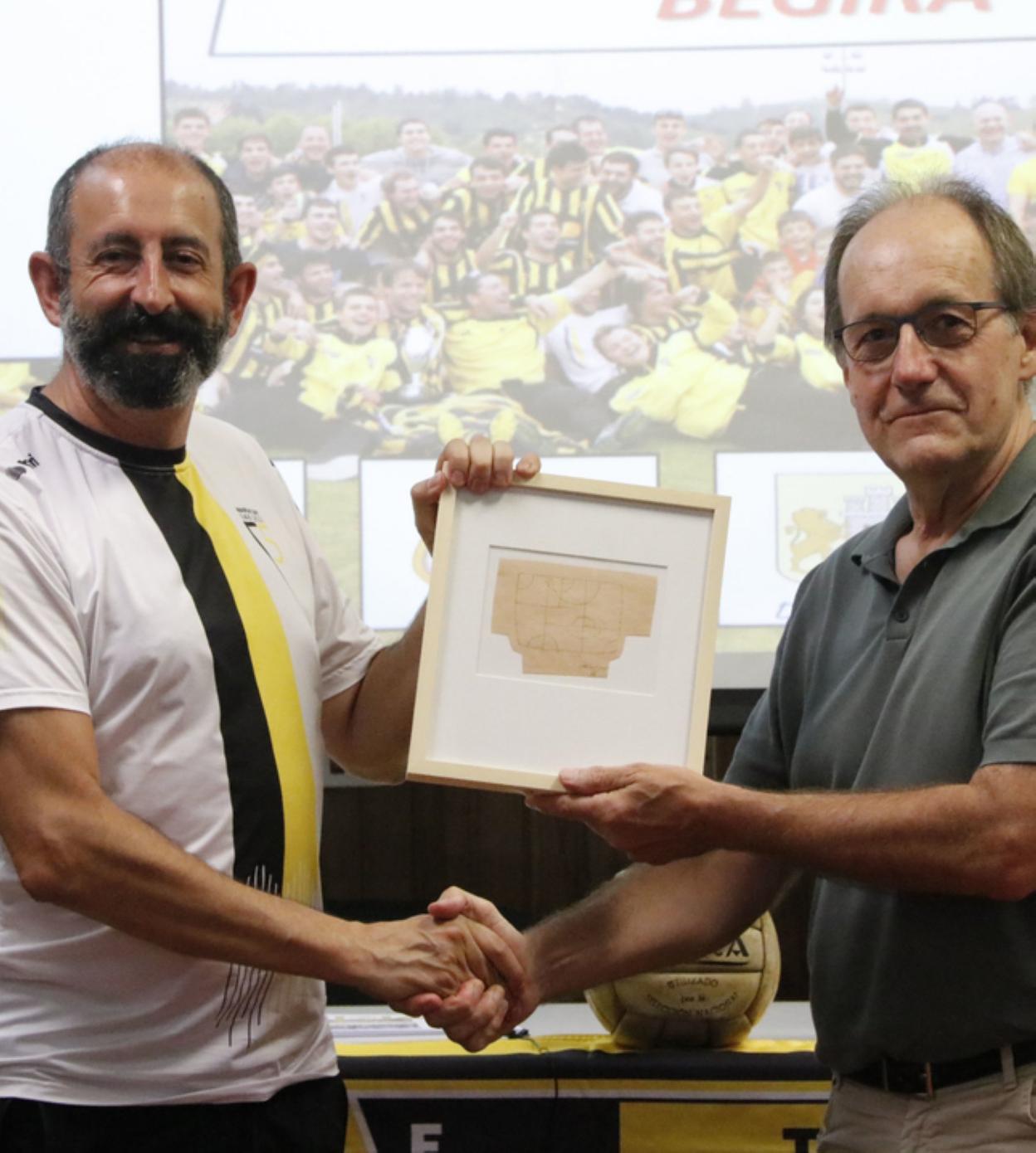 Desde la federación se ofreció toda la ayuda al club debarra. Joseba entrega un regalo a Soto. 