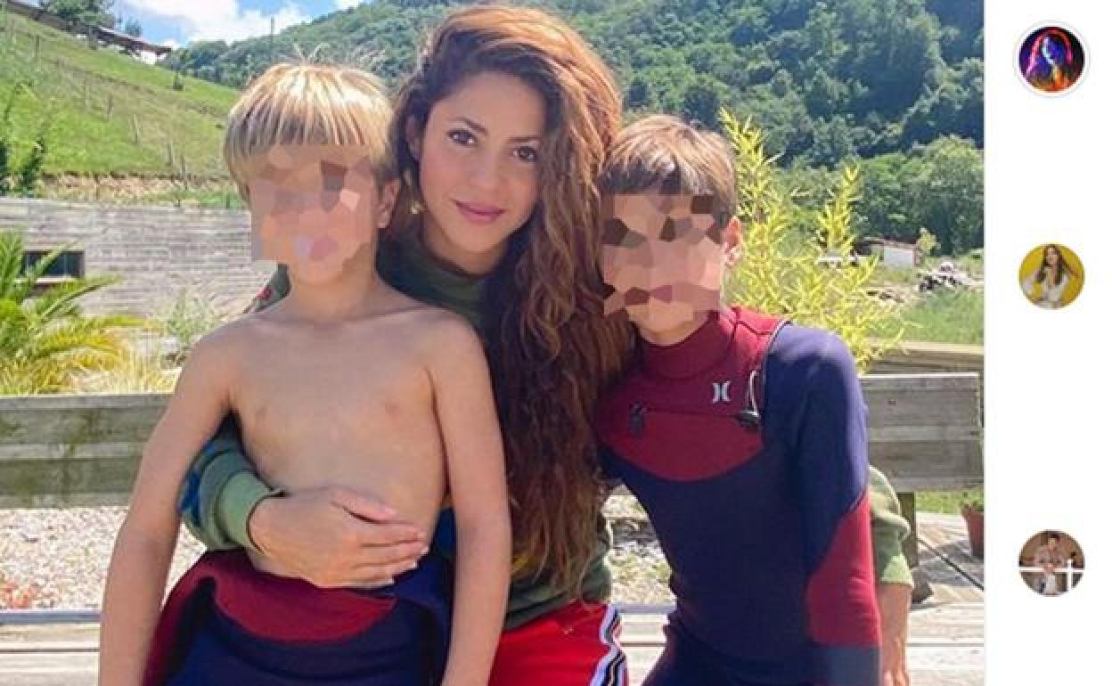 Shakira, junto a sus hijos Milán y Sasha.
