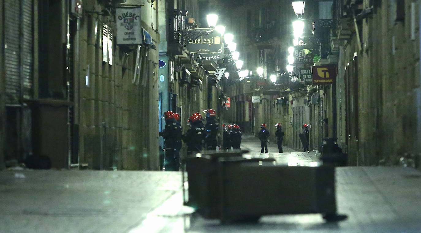 La capital guipuzcoana ha vivido otro sábado de altercados y violencia callejera que ha finalizado con una quincena de jóvenes detenidos