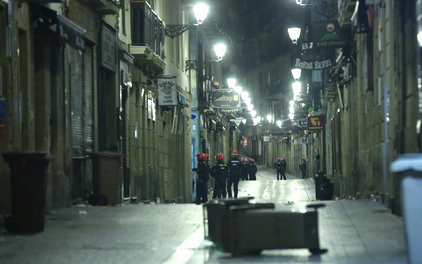 La capital guipuzcoana ha vivido otro sábado de altercados y violencia callejera que ha finalizado con una quincena de jóvenes detenidos