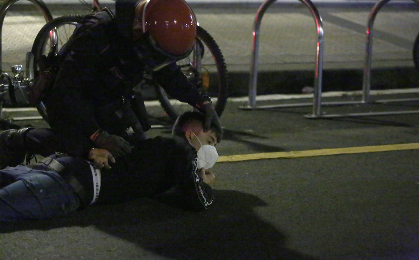 La capital guipuzcoana ha vivido otro sábado de altercados y violencia callejera que ha finalizado con una quincena de jóvenes detenidos