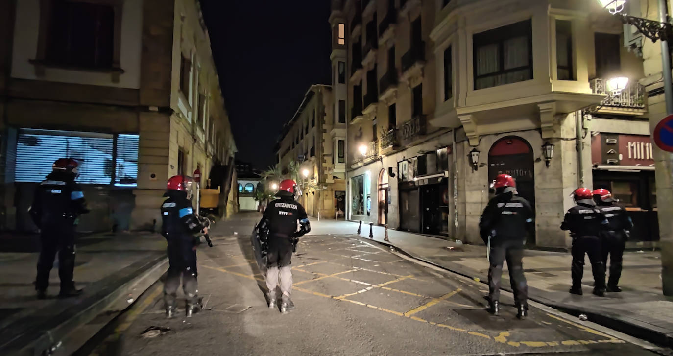 La capital guipuzcoana ha vivido otro sábado de altercados y violencia callejera que ha finalizado con una quincena de jóvenes detenidos