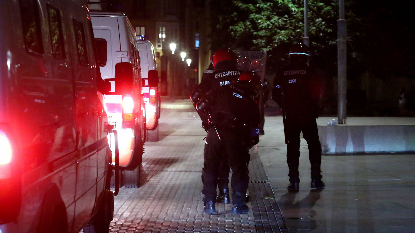 La capital guipuzcoana ha vivido otro sábado de altercados y violencia callejera que ha finalizado con una quincena de jóvenes detenidos