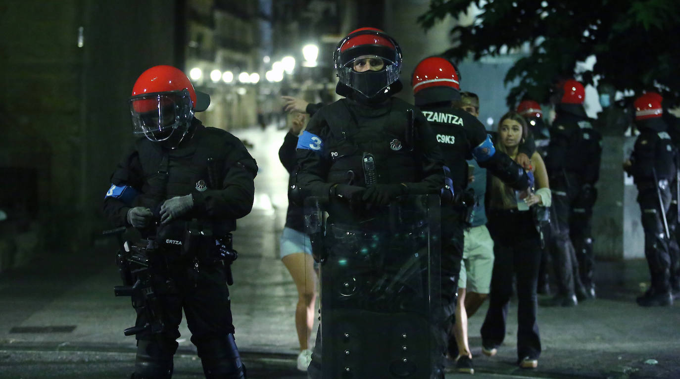 La capital guipuzcoana ha vivido otro sábado de altercados y violencia callejera que ha finalizado con una quincena de jóvenes detenidos