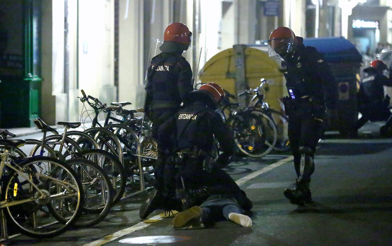 La capital guipuzcoana ha vivido otro sábado de altercados y violencia callejera que ha finalizado con una quincena de jóvenes detenidos