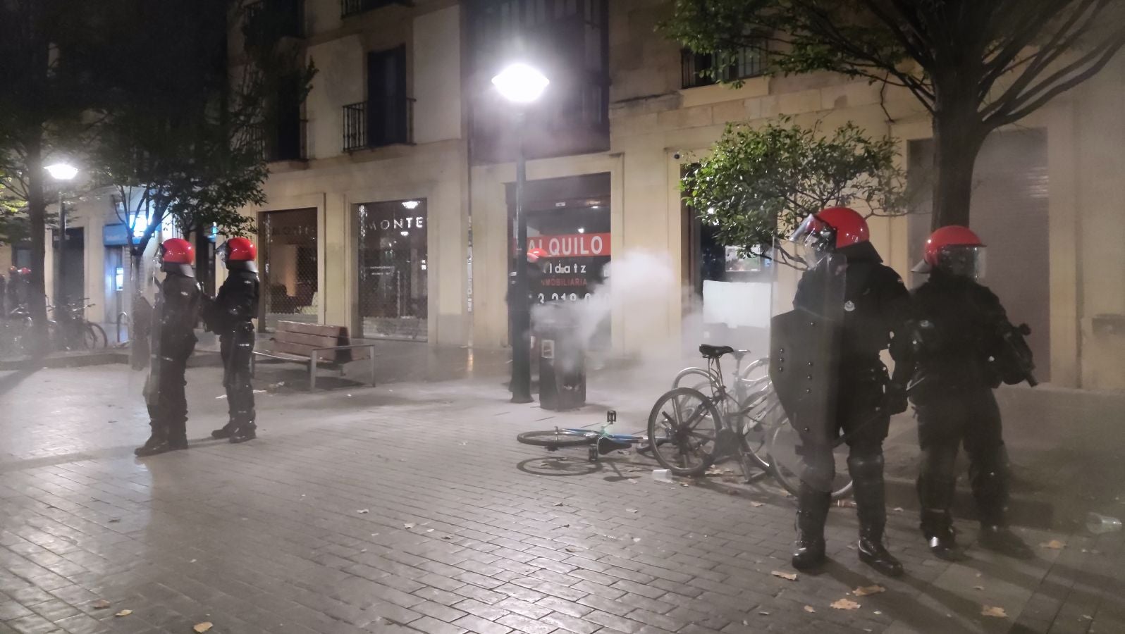 La capital guipuzcoana ha vivido otro sábado de altercados y violencia callejera que ha finalizado con una quincena de jóvenes detenidos
