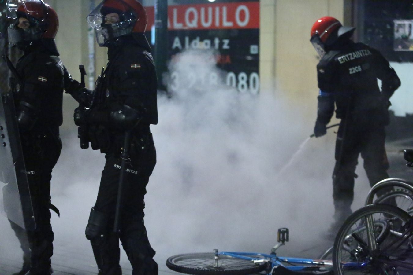 La capital guipuzcoana ha vivido otro sábado de altercados y violencia callejera que ha finalizado con una quincena de jóvenes detenidos