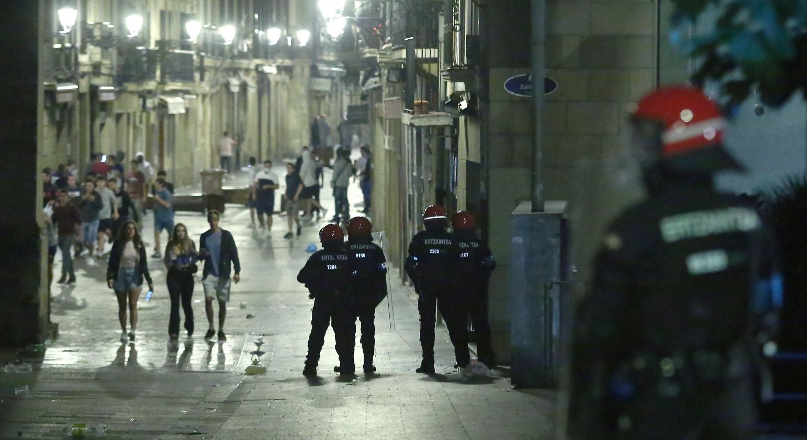 La capital guipuzcoana ha vivido otro sábado de altercados y violencia callejera que ha finalizado con una quincena de jóvenes detenidos