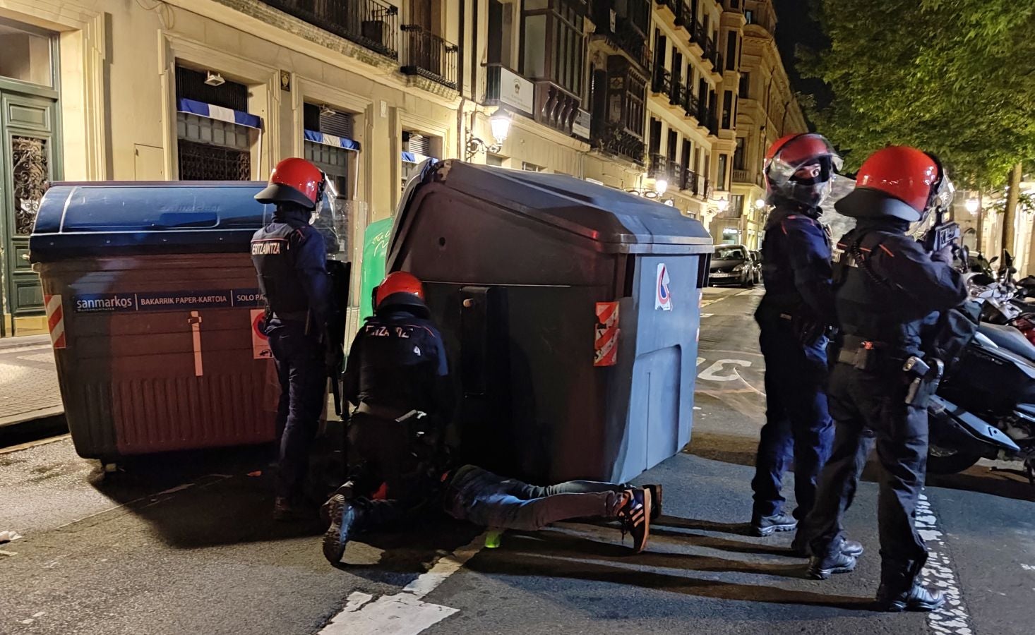La capital guipuzcoana ha vivido otro sábado de altercados y violencia callejera que ha finalizado con una quincena de jóvenes detenidos