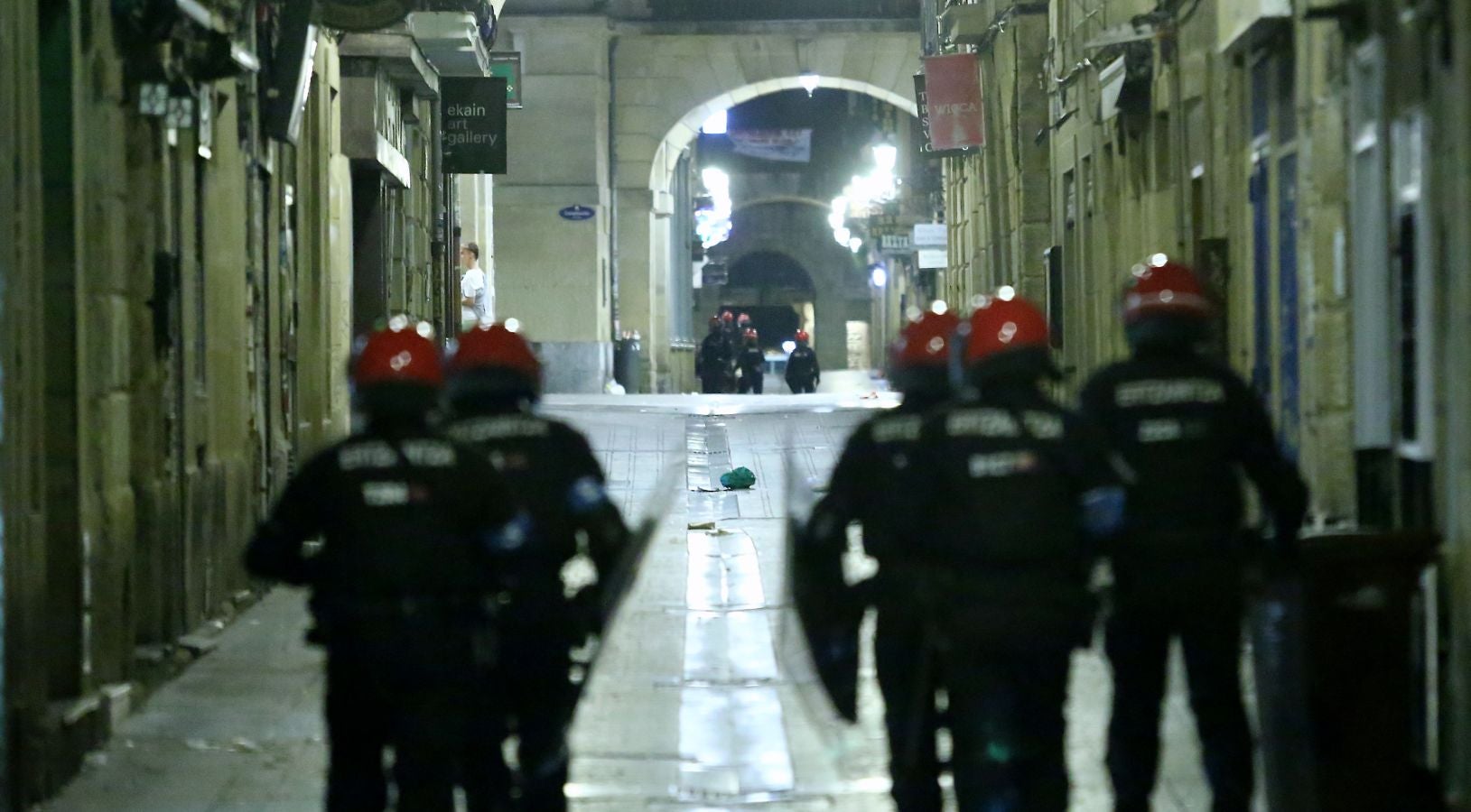 La capital guipuzcoana ha vivido otro sábado de altercados y violencia callejera que ha finalizado con una quincena de jóvenes detenidos