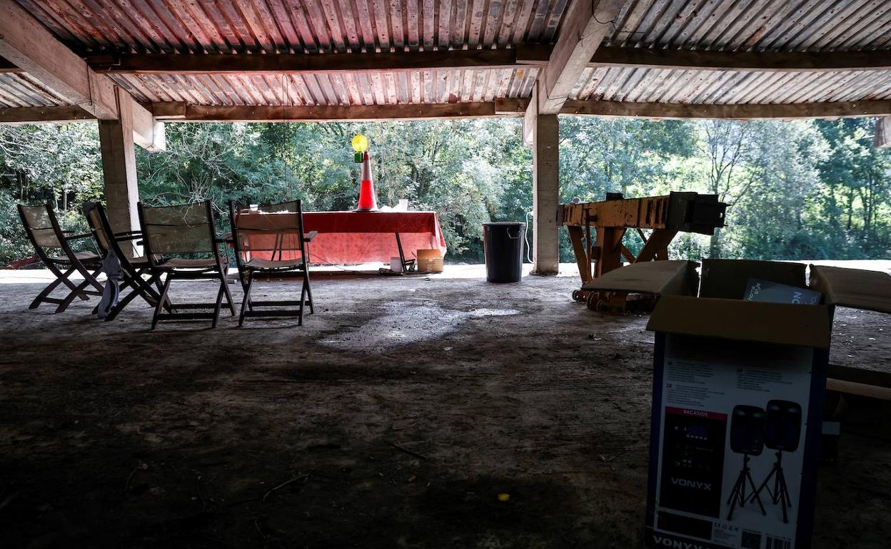 En el piso superior se colocó una mesa y unas sillas donde pinchaba el DJ. 