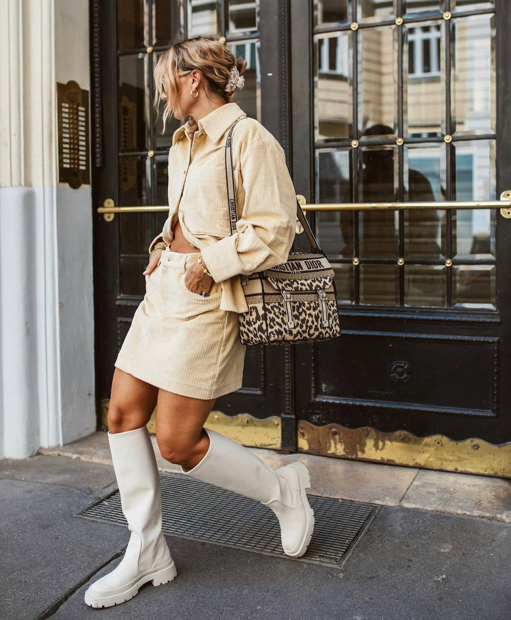 Con el cambio de mes llega el momento de revolucionar el armario. De hecho, la mayoría de nosotras llevamos días buscando los mejores looks de entretiempo para crear los estilismos más cool de septiembre. Gabardinas XXL, prendas o complementos acolchados, estampados geométricos, print animal, cuadros vichy, botas blancas, mocasiones, el color naranja, blazers oversize, blusas románticas, pantalones wide-leg en todas sus versiones, jeans rectos y clásicos; piel o polipiel; cuellos bobo... He aquí las piezas imprescindibles de la temporada