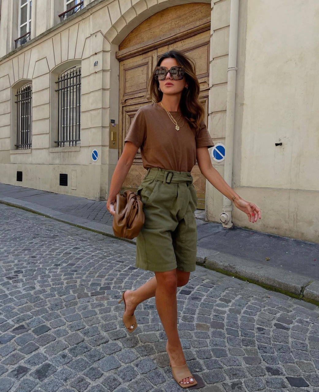 Con el cambio de mes llega el momento de revolucionar el armario. De hecho, la mayoría de nosotras llevamos días buscando los mejores looks de entretiempo para crear los estilismos más cool de septiembre. Gabardinas XXL, prendas o complementos acolchados, estampados geométricos, print animal, cuadros vichy, botas blancas, mocasiones, el color naranja, blazers oversize, blusas románticas, pantalones wide-leg en todas sus versiones, jeans rectos y clásicos; piel o polipiel; cuellos bobo... He aquí las piezas imprescindibles de la temporada