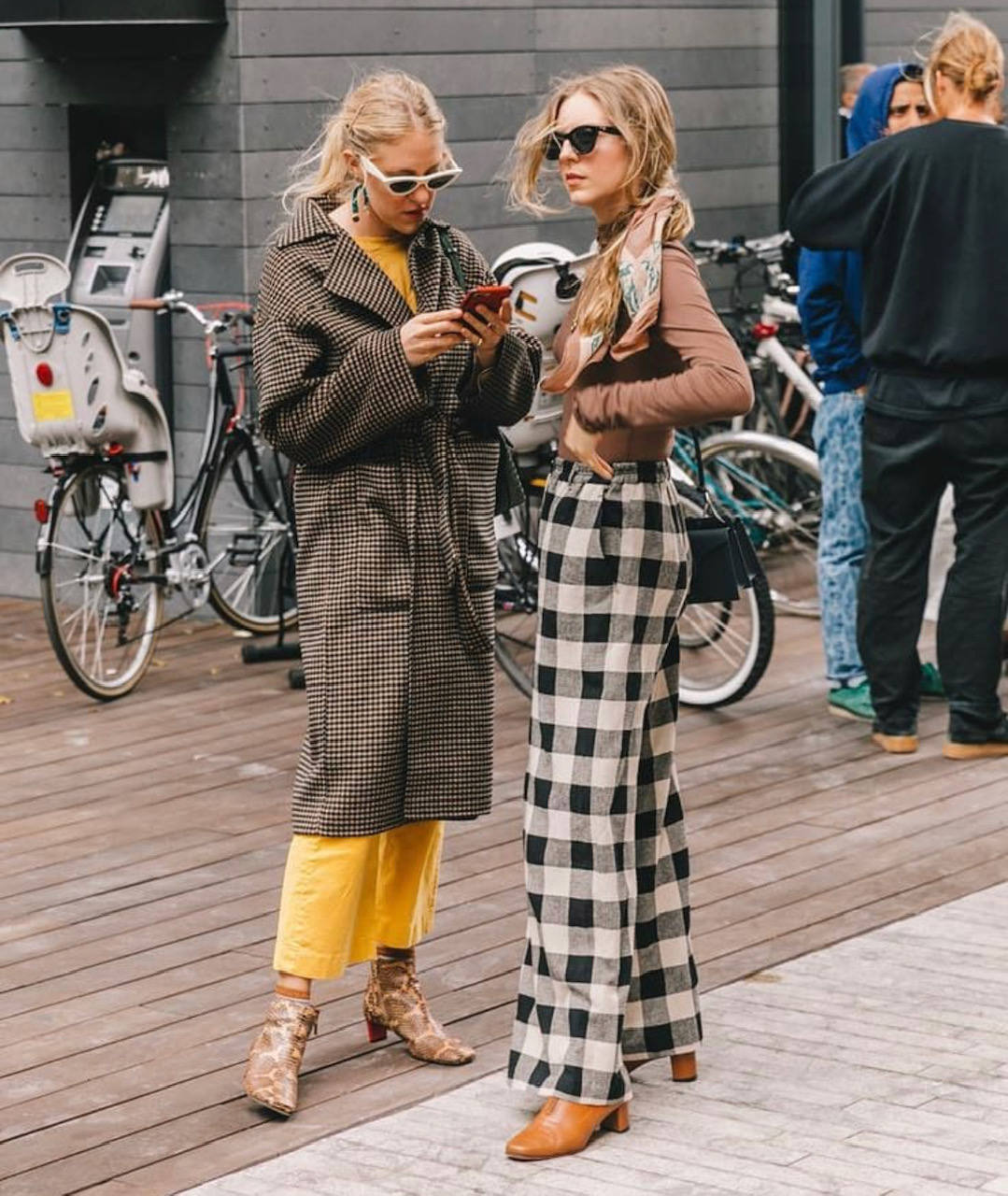 Con el cambio de mes llega el momento de revolucionar el armario. De hecho, la mayoría de nosotras llevamos días buscando los mejores looks de entretiempo para crear los estilismos más cool de septiembre. Gabardinas XXL, prendas o complementos acolchados, estampados geométricos, print animal, cuadros vichy, botas blancas, mocasiones, el color naranja, blazers oversize, blusas románticas, pantalones wide-leg en todas sus versiones, jeans rectos y clásicos; piel o polipiel; cuellos bobo... He aquí las piezas imprescindibles de la temporada