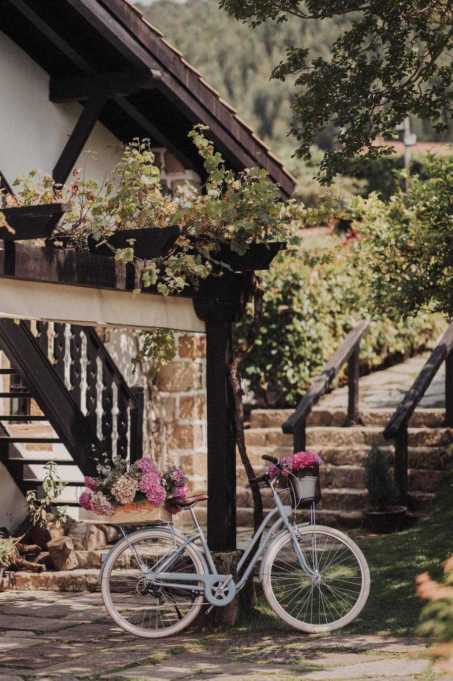 ¿Lugar? Caserío Algorta ¿Vestido de la novia? Paradero Quirós ¿Calzado? Flor de Asoka ¿Maquillaje? Studio Femme ¿Wedding Planner? Martina Por El Norte ¿Decoración floral? Flores Elorz. El enlace de Julene y Carlos se celebró el pasado 21 de agosto. Una boda de ensueño que cumplió con todas las necesidades de la pareja: un evento sofisticado, fino y elegante, con un gran protagonismo floral y una importante presencia del estampado vichy. Un enlace organizado por Martina Por El Norte, perfectamente coordinado y estéticamente muy pensado y trabajado. Una boda que cumplió con todas las expectativas de la pareja. Estas son las imágenes que han trascendido