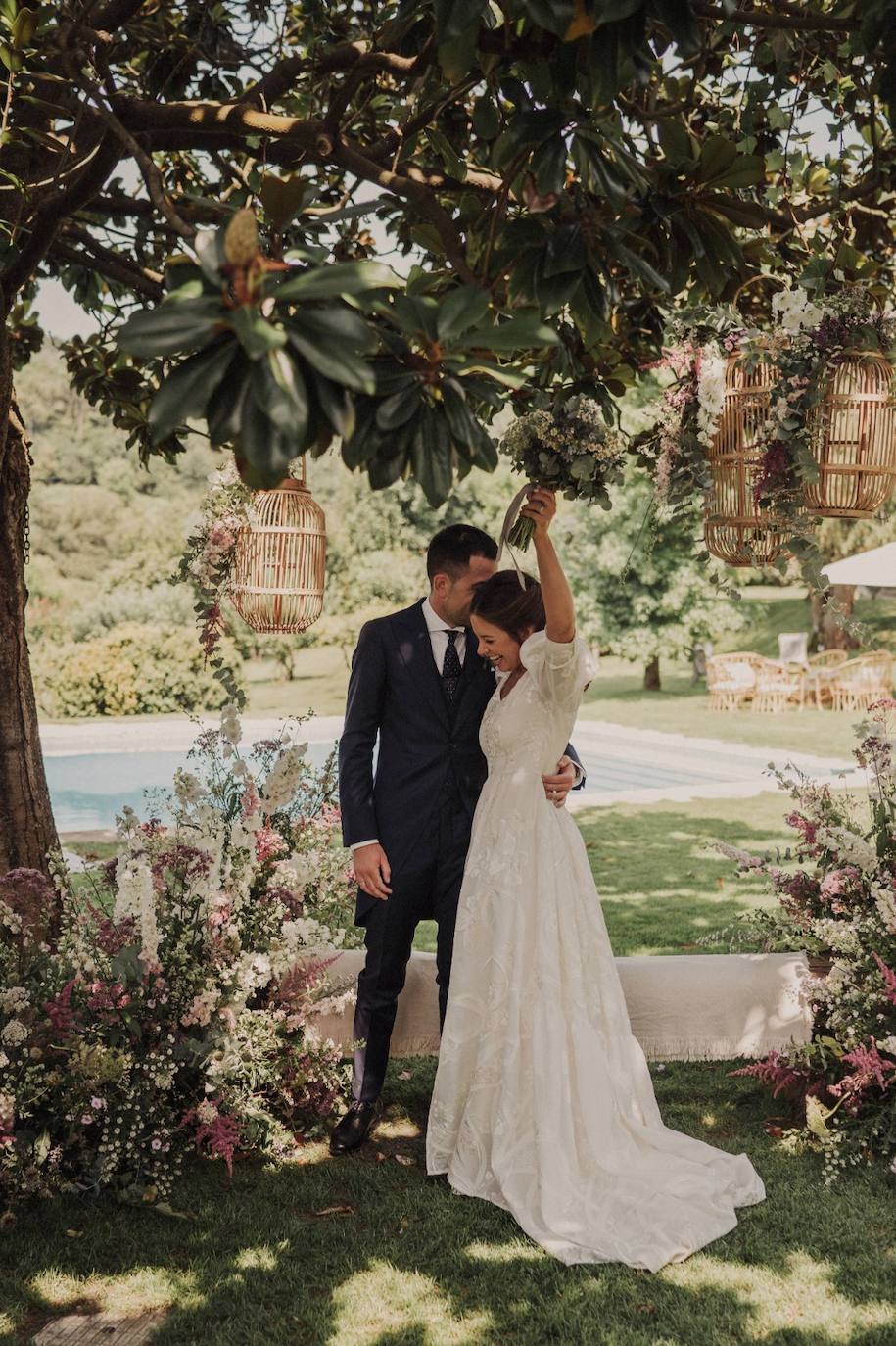 ¿Lugar? Caserío Algorta ¿Vestido de la novia? Paradero Quirós ¿Calzado? Flor de Asoka ¿Maquillaje? Studio Femme ¿Wedding Planner? Martina Por El Norte ¿Decoración floral? Flores Elorz. El enlace de Julene y Carlos se celebró el pasado 21 de agosto. Una boda de ensueño que cumplió con todas las necesidades de la pareja: un evento sofisticado, fino y elegante, con un gran protagonismo floral y una importante presencia del estampado vichy. Un enlace organizado por Martina Por El Norte, perfectamente coordinado y estéticamente muy pensado y trabajado. Una boda que cumplió con todas las expectativas de la pareja. Estas son las imágenes que han trascendido