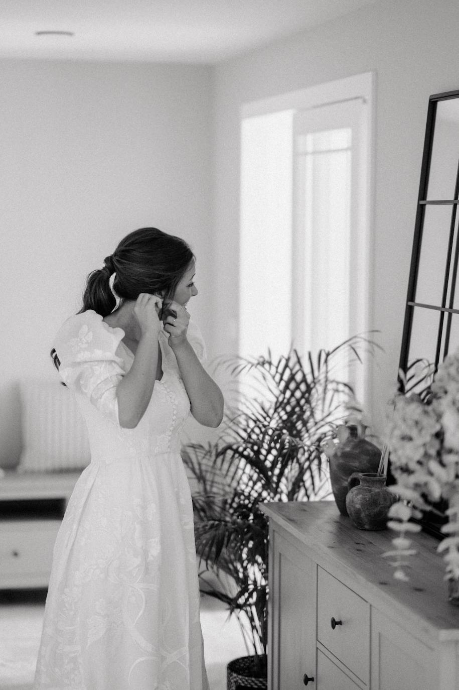 ¿Lugar? Caserío Algorta ¿Vestido de la novia? Paradero Quirós ¿Calzado? Flor de Asoka ¿Maquillaje? Studio Femme ¿Wedding Planner? Martina Por El Norte ¿Decoración floral? Flores Elorz. El enlace de Julene y Carlos se celebró el pasado 21 de agosto. Una boda de ensueño que cumplió con todas las necesidades de la pareja: un evento sofisticado, fino y elegante, con un gran protagonismo floral y una importante presencia del estampado vichy. Un enlace organizado por Martina Por El Norte, perfectamente coordinado y estéticamente muy pensado y trabajado. Una boda que cumplió con todas las expectativas de la pareja. Estas son las imágenes que han trascendido