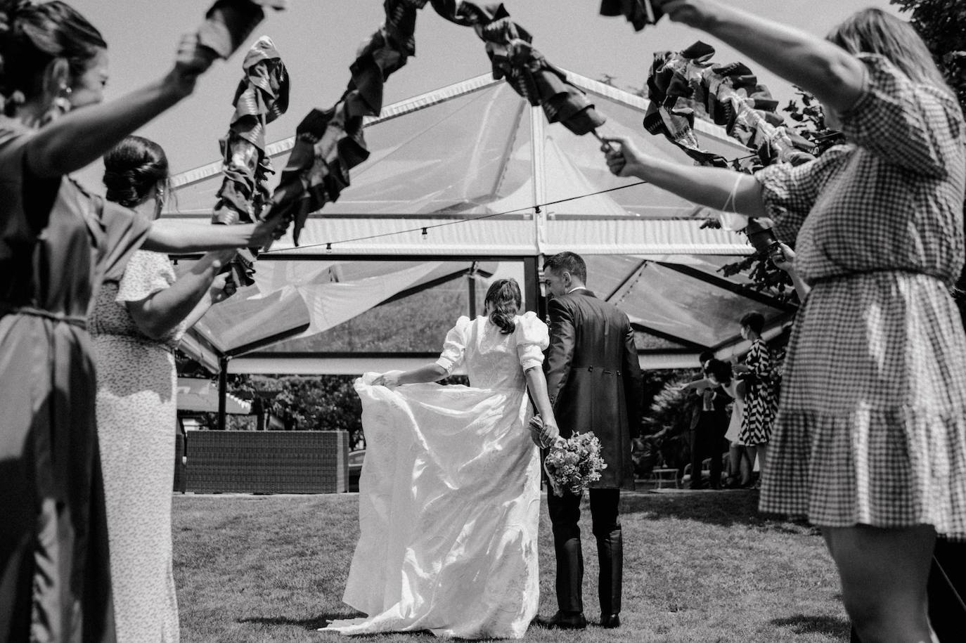 ¿Lugar? Caserío Algorta ¿Vestido de la novia? Paradero Quirós ¿Calzado? Flor de Asoka ¿Maquillaje? Studio Femme ¿Wedding Planner? Martina Por El Norte ¿Decoración floral? Flores Elorz. El enlace de Julene y Carlos se celebró el pasado 21 de agosto. Una boda de ensueño que cumplió con todas las necesidades de la pareja: un evento sofisticado, fino y elegante, con un gran protagonismo floral y una importante presencia del estampado vichy. Un enlace organizado por Martina Por El Norte, perfectamente coordinado y estéticamente muy pensado y trabajado. Una boda que cumplió con todas las expectativas de la pareja. Estas son las imágenes que han trascendido