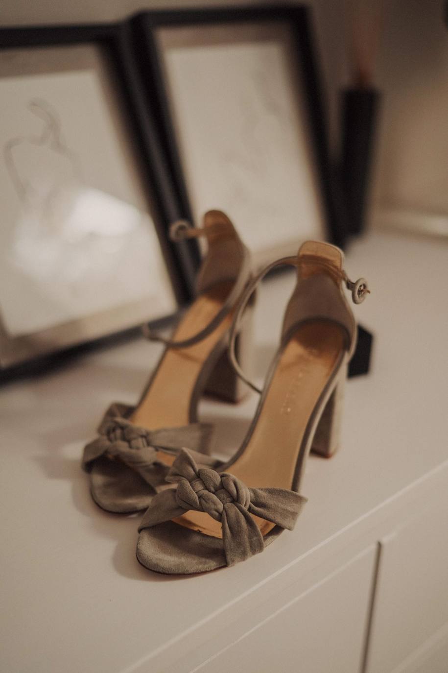 ¿Lugar? Caserío Algorta ¿Vestido de la novia? Paradero Quirós ¿Calzado? Flor de Asoka ¿Maquillaje? Studio Femme ¿Wedding Planner? Martina Por El Norte ¿Decoración floral? Flores Elorz. El enlace de Julene y Carlos se celebró el pasado 21 de agosto. Una boda de ensueño que cumplió con todas las necesidades de la pareja: un evento sofisticado, fino y elegante, con un gran protagonismo floral y una importante presencia del estampado vichy. Un enlace organizado por Martina Por El Norte, perfectamente coordinado y estéticamente muy pensado y trabajado. Una boda que cumplió con todas las expectativas de la pareja. Estas son las imágenes que han trascendido