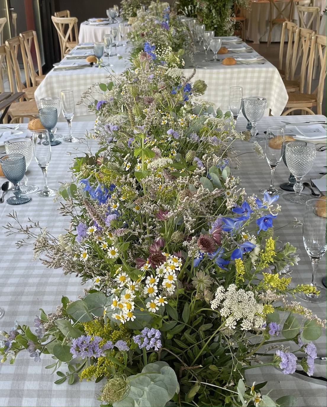 ¿Lugar? Caserío Algorta ¿Vestido de la novia? Paradero Quirós ¿Calzado? Flor de Asoka ¿Maquillaje? Studio Femme ¿Wedding Planner? Martina Por El Norte ¿Decoración floral? Flores Elorz. El enlace de Julene y Carlos se celebró el pasado 21 de agosto. Una boda de ensueño que cumplió con todas las necesidades de la pareja: un evento sofisticado, fino y elegante, con un gran protagonismo floral y una importante presencia del estampado vichy. Un enlace organizado por Martina Por El Norte, perfectamente coordinado y estéticamente muy pensado y trabajado. Una boda que cumplió con todas las expectativas de la pareja. Estas son las imágenes que han trascendido