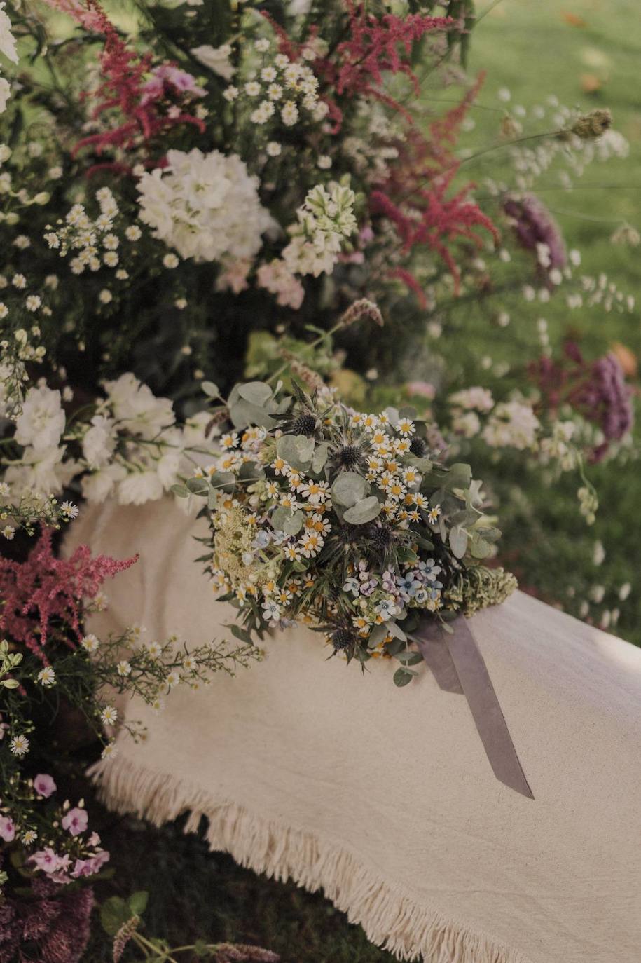 ¿Lugar? Caserío Algorta ¿Vestido de la novia? Paradero Quirós ¿Calzado? Flor de Asoka ¿Maquillaje? Studio Femme ¿Wedding Planner? Martina Por El Norte ¿Decoración floral? Flores Elorz. El enlace de Julene y Carlos se celebró el pasado 21 de agosto. Una boda de ensueño que cumplió con todas las necesidades de la pareja: un evento sofisticado, fino y elegante, con un gran protagonismo floral y una importante presencia del estampado vichy. Un enlace organizado por Martina Por El Norte, perfectamente coordinado y estéticamente muy pensado y trabajado. Una boda que cumplió con todas las expectativas de la pareja. Estas son las imágenes que han trascendido