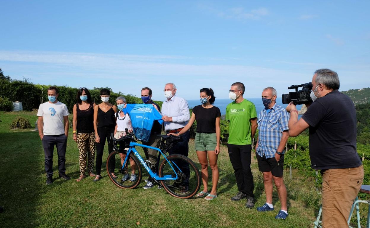 Promotores e integrantes del equipo, ayer durante la presentación en Getaria. 