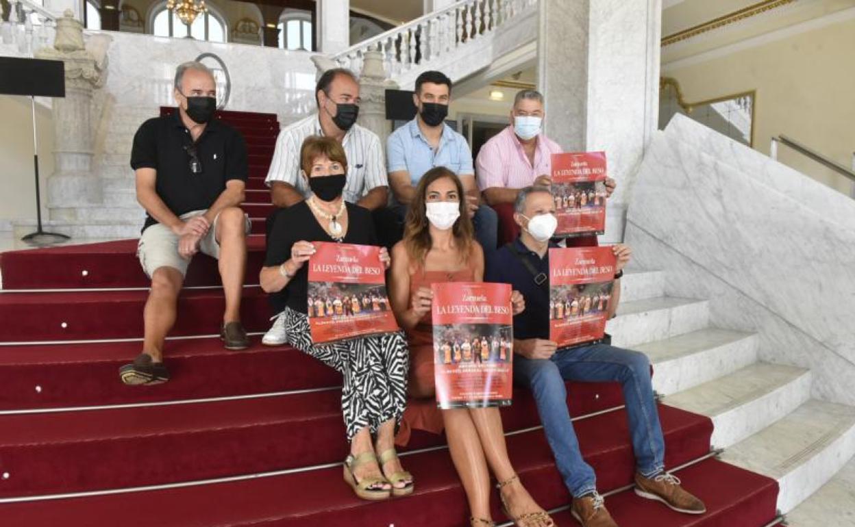 Parte del elenco y los organizadores de la zarzuela posan en las escaleras del Victoria Eugenia 