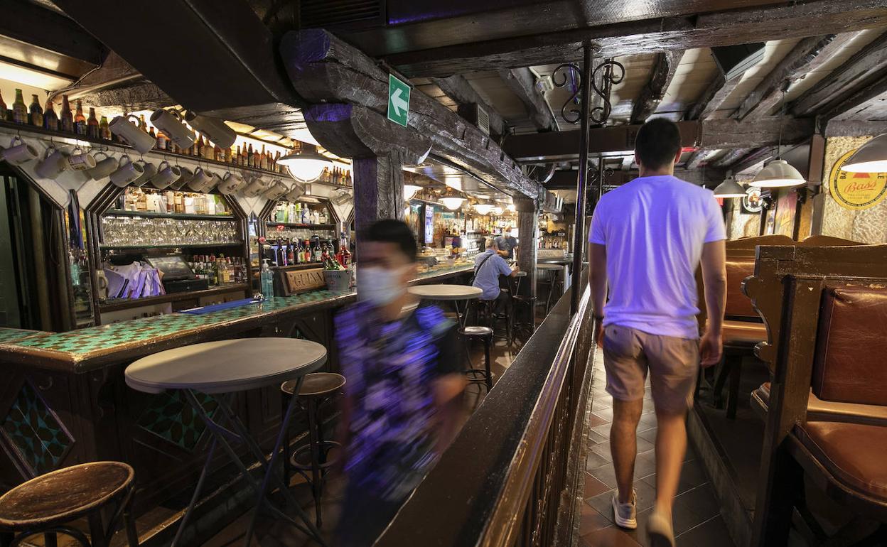 Interior de un bar de la Parte Vieja donostiarra.